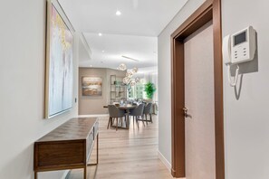 Ein modernes Interieur mit Essbereich, einer Bank und einem an der Wand montierten Telefon.
