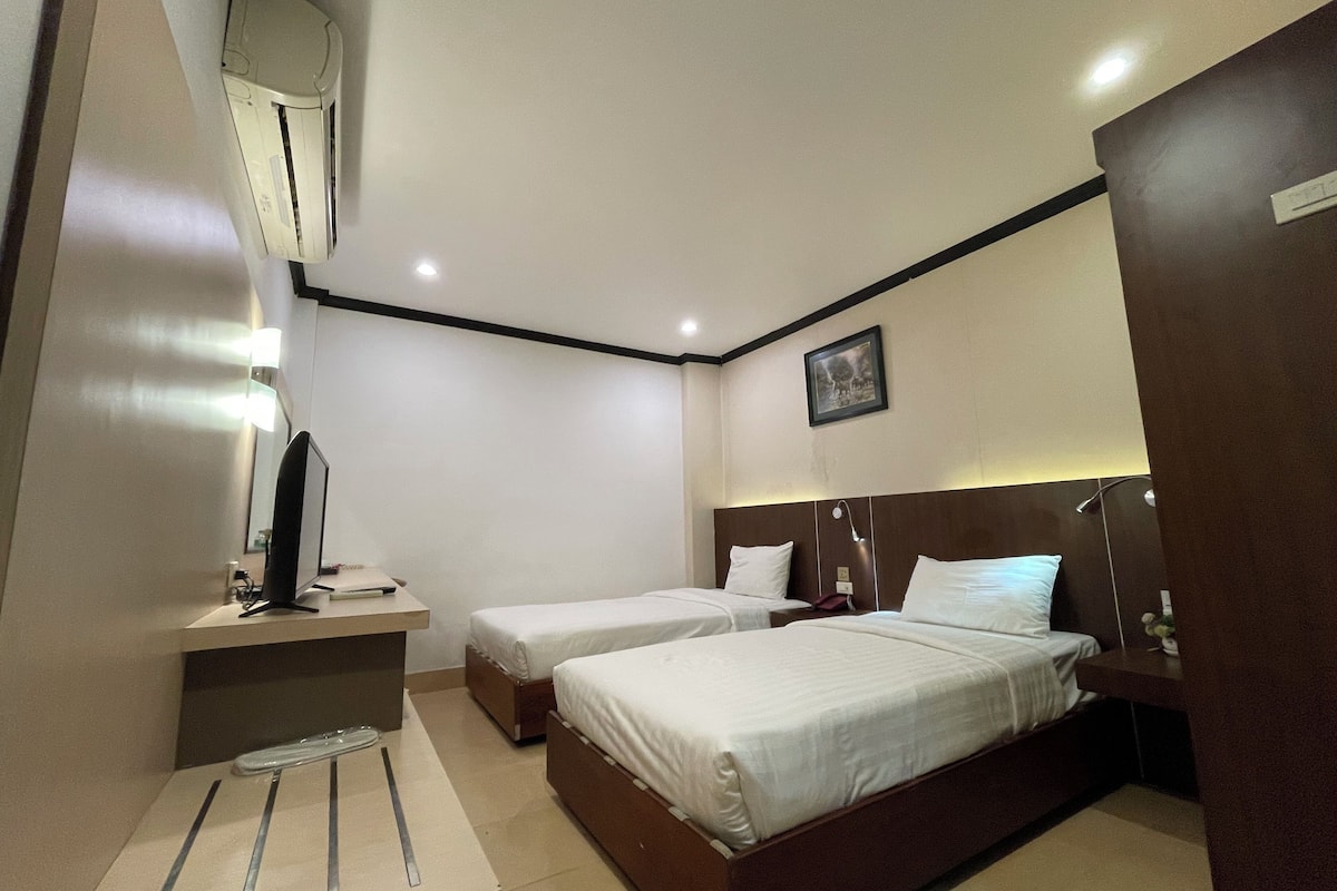 Standard Twin Room, 2 Single Beds, Non Smoking, Private Bathroom | 1 bedroom, laptop workspace, blackout curtains