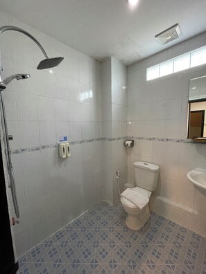 ฝักบัว, ของใช้ในห้องน้ำฟรี, ไดร์เป่าผม, รองเท้าสวมภายในห้อง