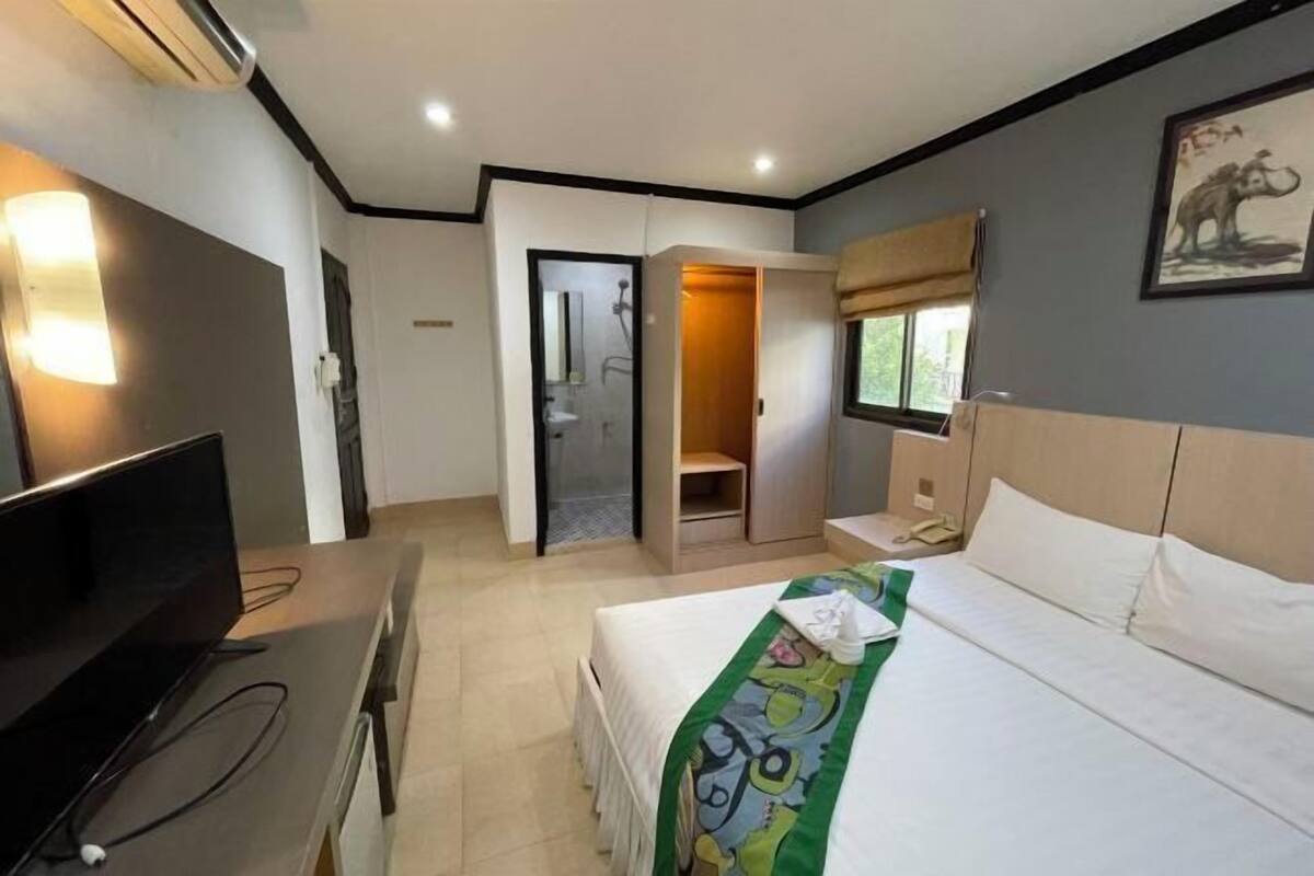 1 bedroom, laptop workspace, blackout curtains