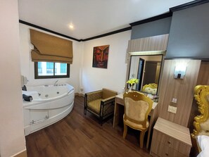 Romanttinen studiosviitti, 1 suuri parisänky, oma kylpyhuone | Kannettavalle tietokoneelle sopiva työtila, pimennysverhot, äänieristys