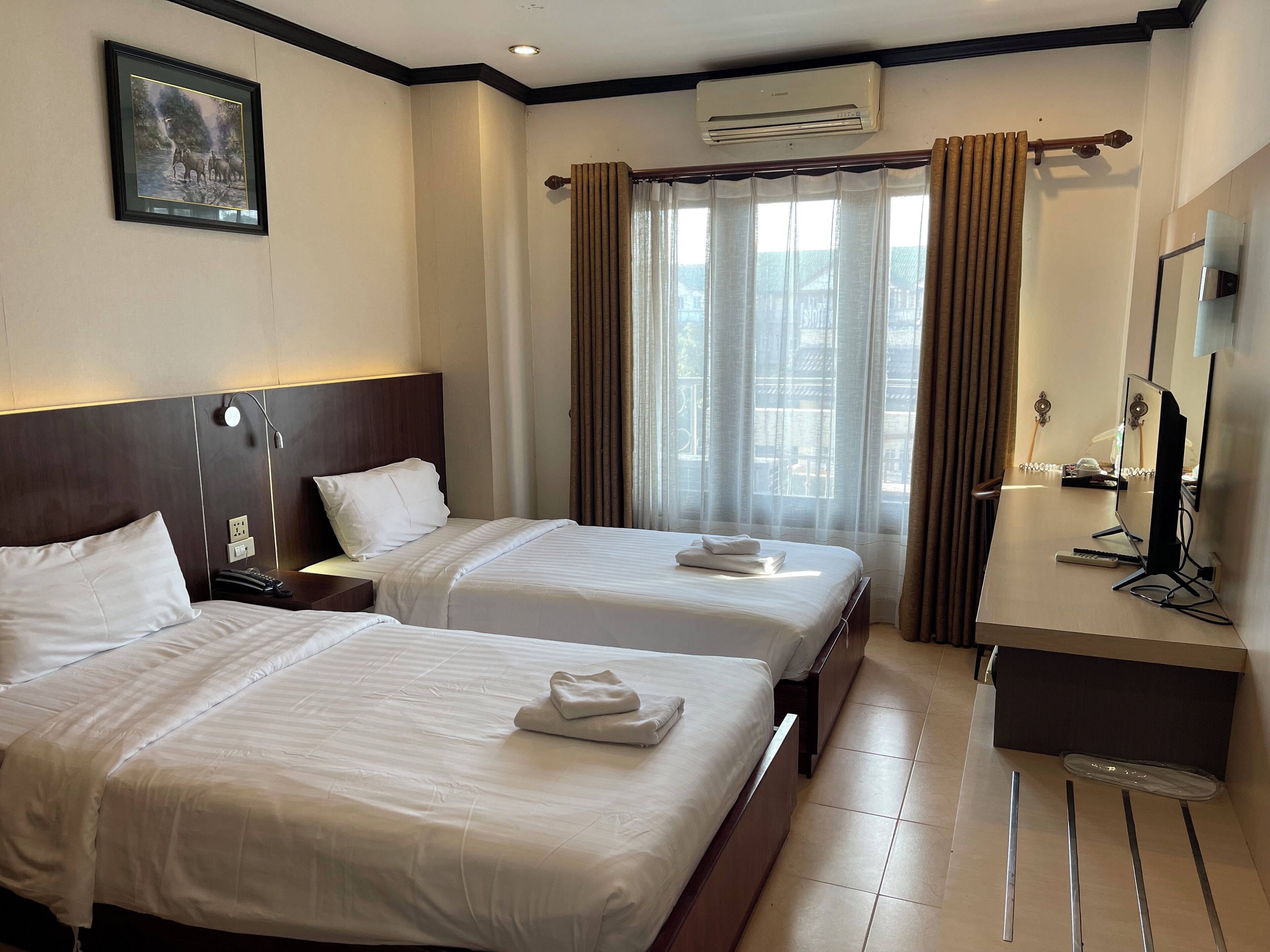 Kahden hengen deluxe-huone (kaksi sänkyä), 2 yhden hengen sänkyä, oma kylpyhuone, kaupunkinäköala | Kannettavalle tietokoneelle sopiva työtila, pimennysverhot, äänieristys