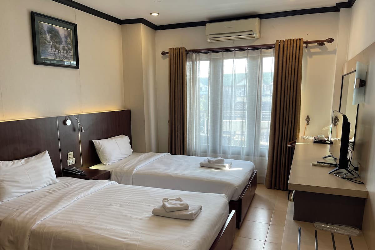 Kahden hengen deluxe-huone (kaksi sänkyä), 2 yhden hengen sänkyä, oma kylpyhuone, kaupunkinäköala | Kannettavalle tietokoneelle sopiva työtila, pimennysverhot, äänieristys