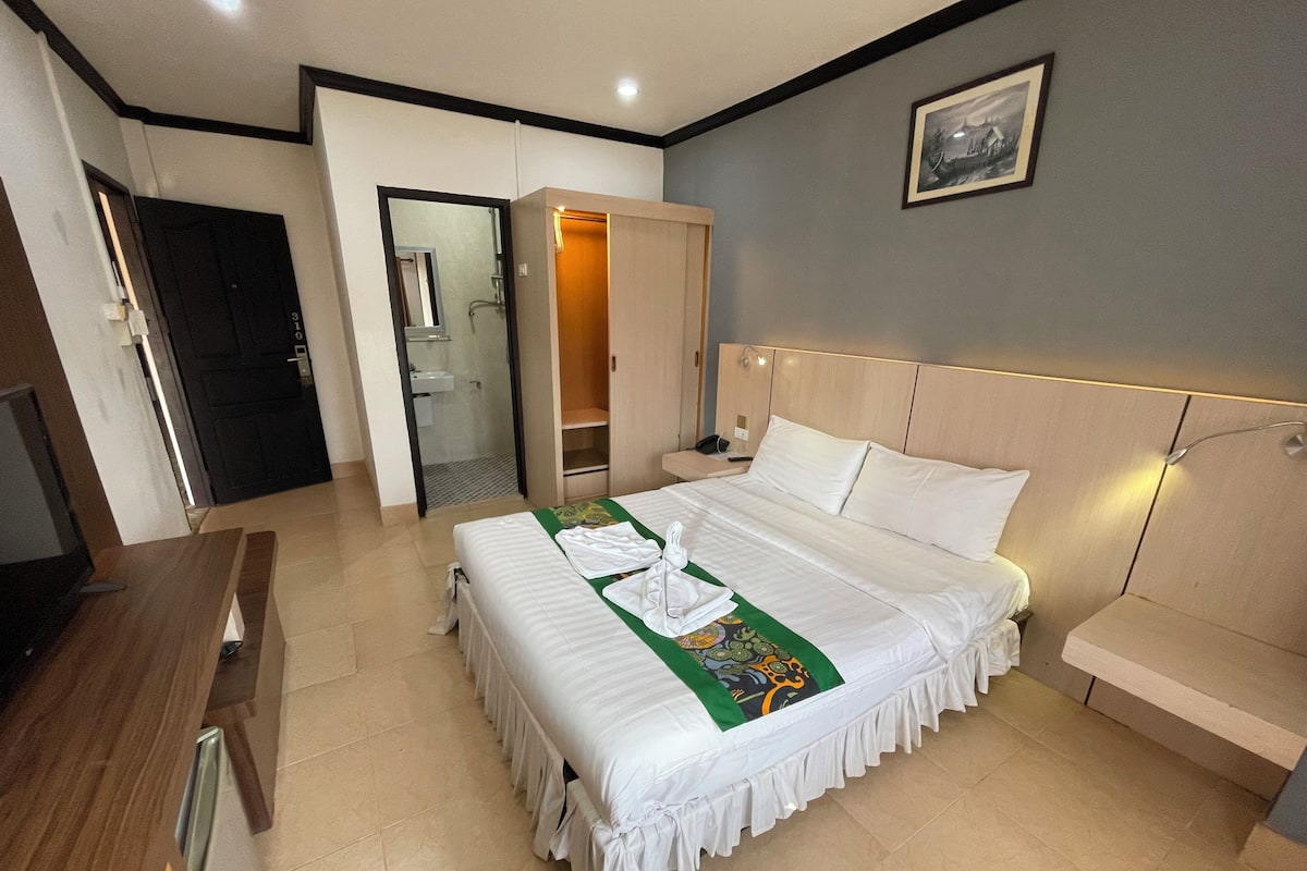 1 bedroom, laptop workspace, blackout curtains
