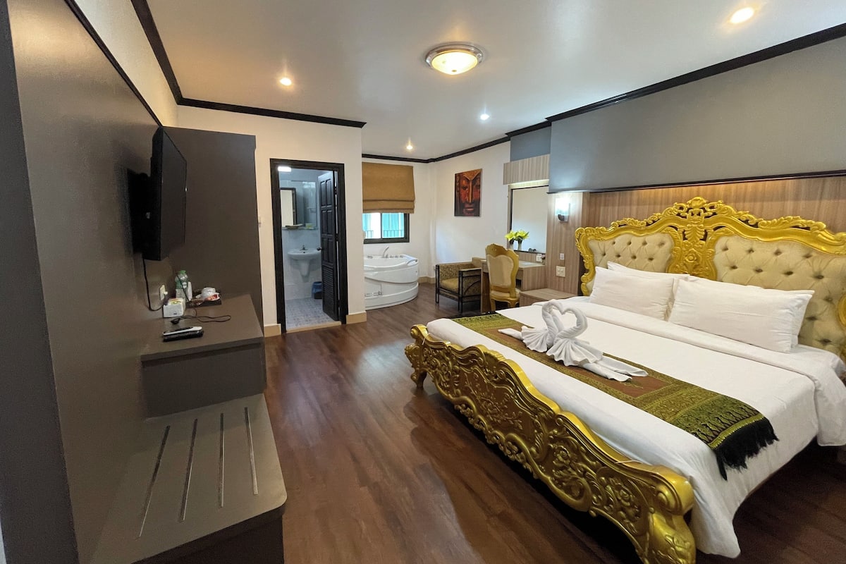Romantic Studio Suite, 1 King Bed, Private Bathroom | 1 bedroom, laptop workspace, blackout curtains