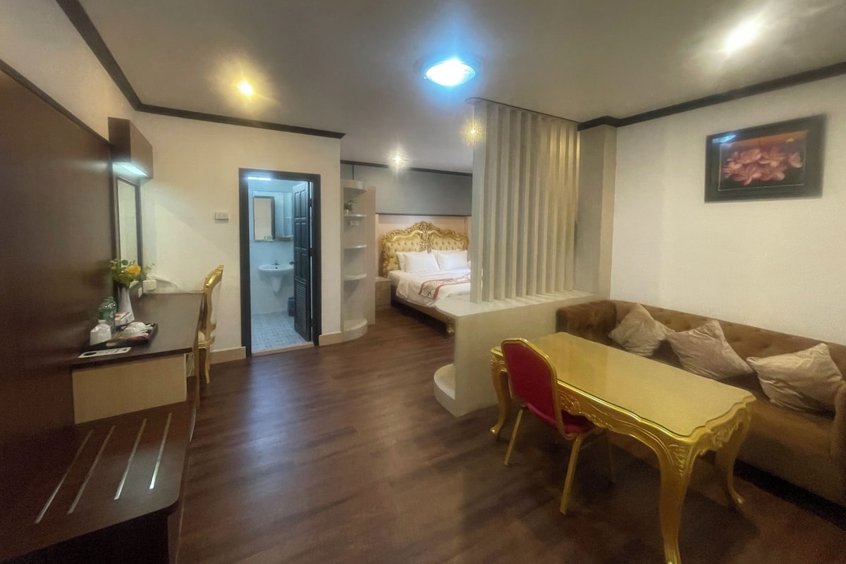 Premier Suite, 1 King Bed, Non Smoking, Private Bathroom | 1 bedroom, laptop workspace, blackout curtains