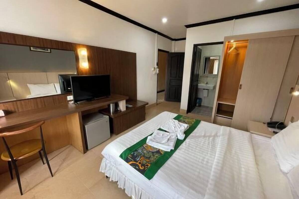 1 bedroom, laptop workspace, blackout curtains