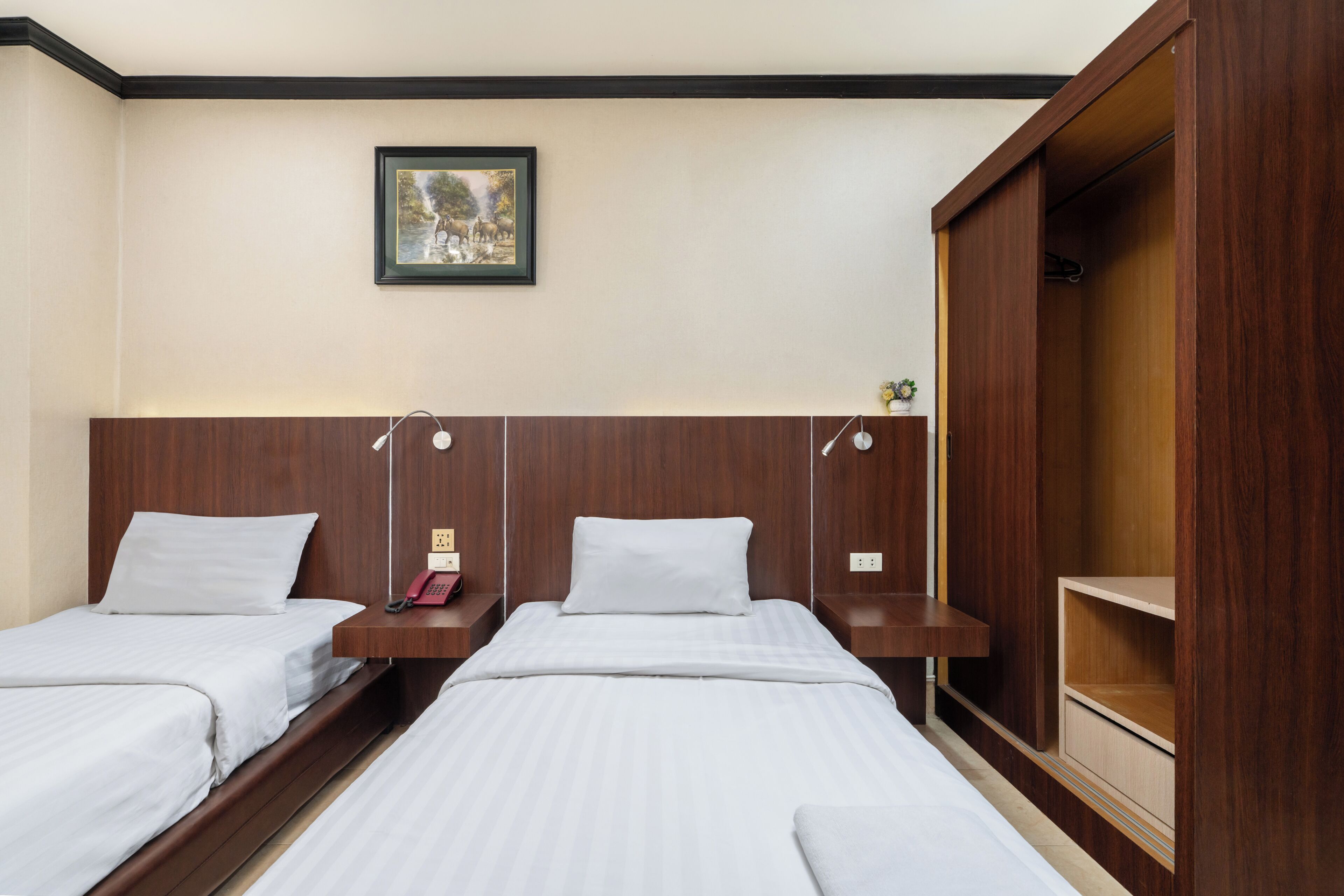 Kahden hengen standard-huone (kaksi sänkyä), 2 yhden hengen sänkyä, tupakointi kielletty | Kannettavalle tietokoneelle sopiva työtila, pimennysverhot, äänieristys