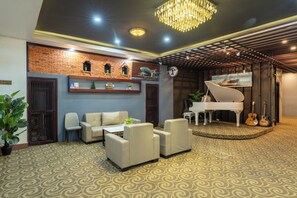 Lobby sitting area - Lucky City Hotel (Vientiane)