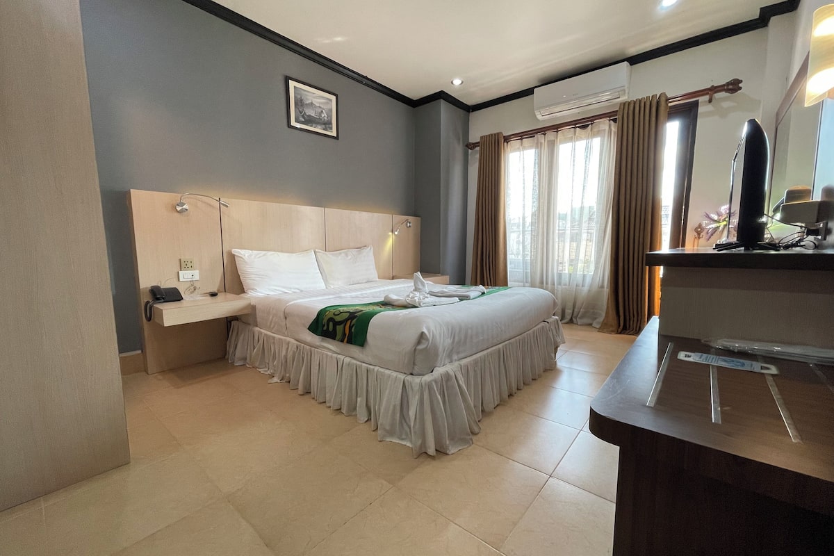 Deluxe Double Room, 1 Double Bed, Private Bathroom, City View | 1 bedroom, laptop workspace, blackout curtains