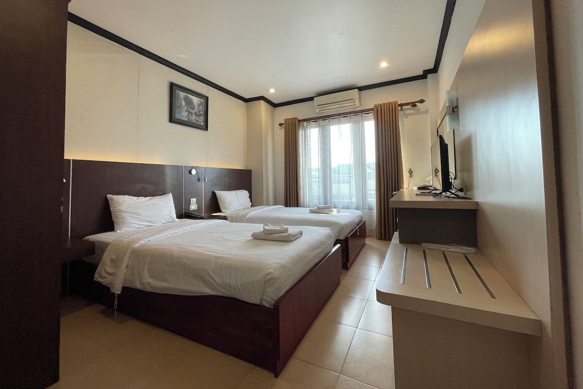 Deluxe Twin Room, 2 Single Beds, Private Bathroom, City View | 1 bedroom, laptop workspace, blackout curtains