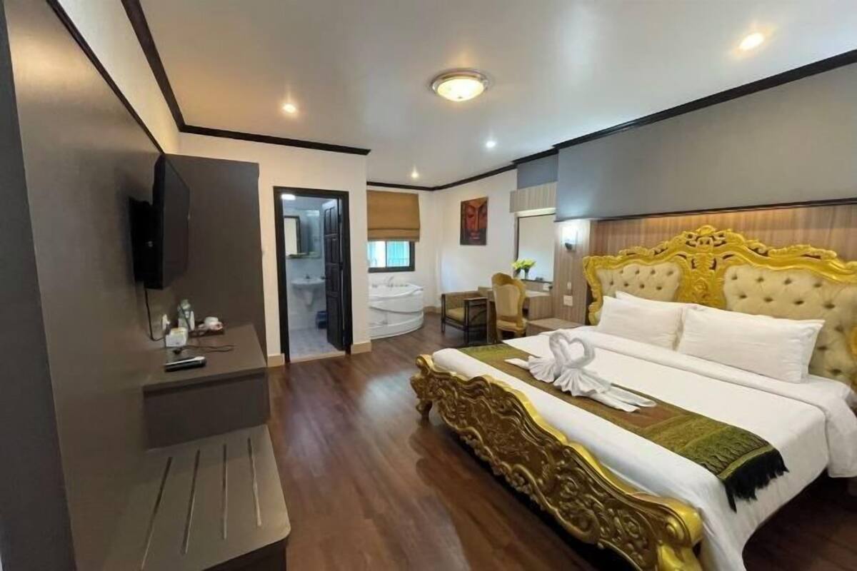 1 bedroom, laptop workspace, blackout curtains