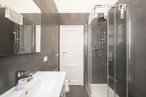 Shower, eco-friendly toiletries, hair dryer, bidet - Domus Maggiore Apartment (Roma)