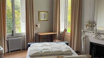 6 makuuhuonetta, työpöytä, silitysrauta/-lauta, vauvan matkasänky