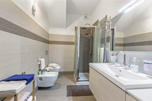 Familie appartement, meerdere slaapkamers (Little Mermaid of Stresa Pet Friendly) | Badkamer | Een douche, een haardroger, een bidet, handdoeken