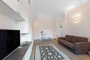 Familie appartement, meerdere slaapkamers (Little Mermaid of Stresa Pet Friendly) | Woonruimte | Televisie