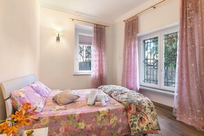 Familienapartment, Mehrere Schlafzimmer, Bergseite (Little Mermaid of Stresa Pet Friendly) | 1 Schlafzimmer, Bettwäsche