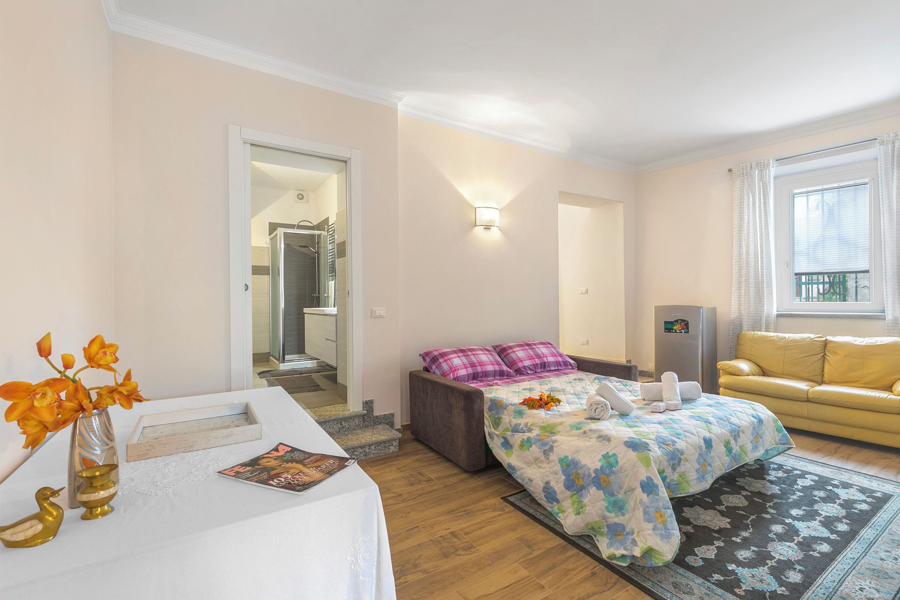 Familienapartment, Mehrere Schlafzimmer, Bergseite (Little Mermaid of Stresa Pet Friendly) | 1 Schlafzimmer, kostenloses WLAN, Bettwäsche
