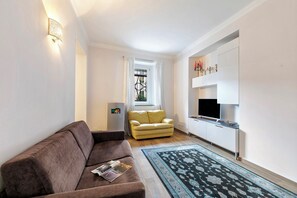 Familie appartement, meerdere slaapkamers (Little Mermaid of Stresa Pet Friendly) | Woonruimte | Televisie