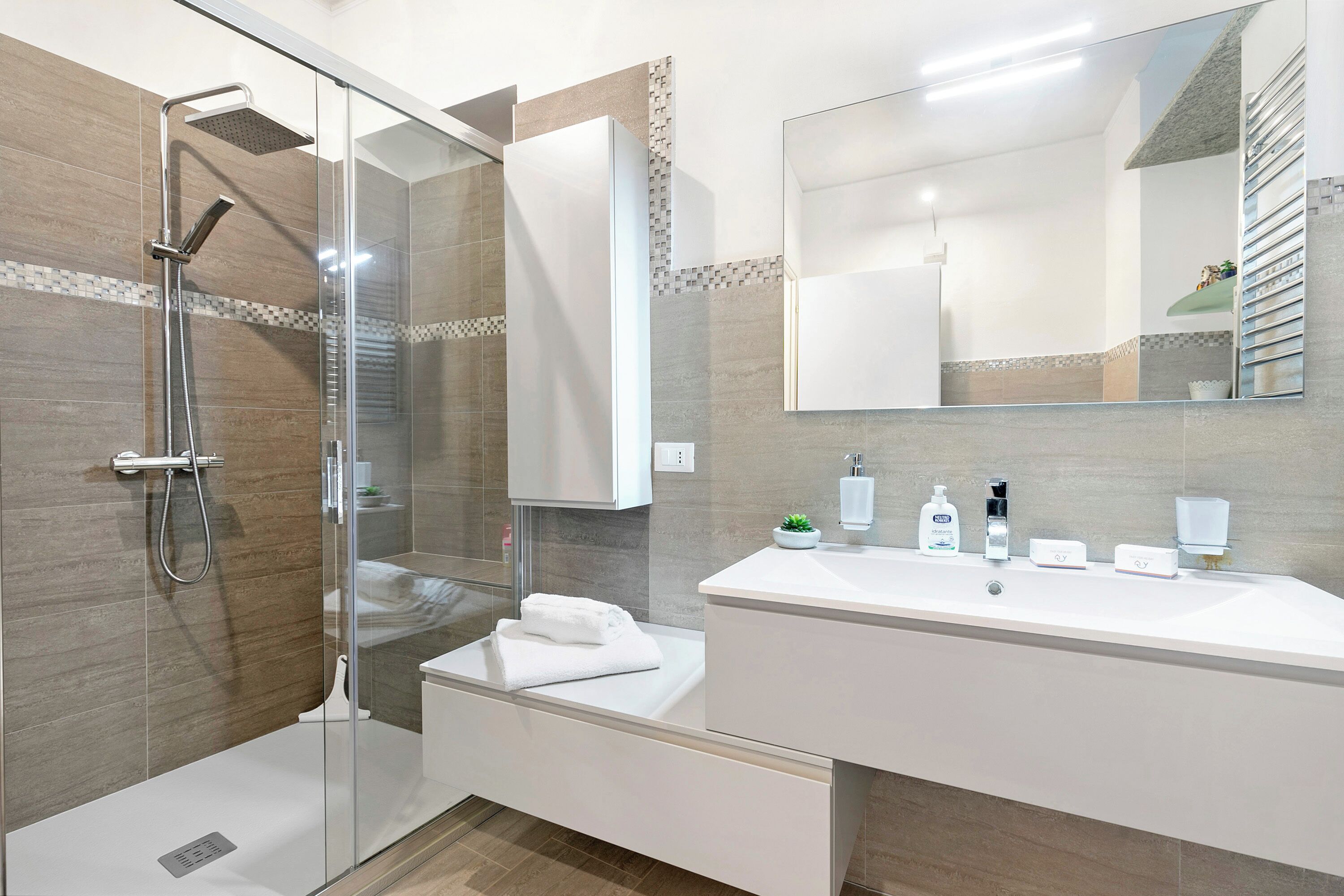 Standard Apartment, 1 Bedroom, Microwave, Mountainside (Blue Mermaid of Stresa Pet Friendly) | Bathroom