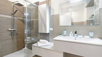 Standard Apartment, 1 Bedroom, Microwave, Mountainside (Blue Mermaid of Stresa Pet Friendly) | Bathroom