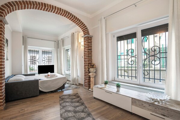 1 bedroom, bed sheets