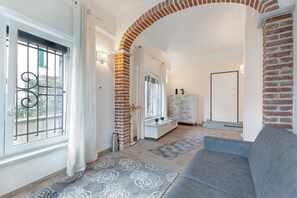 Standaard appartement, meerdere slaapkamers (Blue Mermaid of Stresa Pet Friendly) | Woonruimte | Flatscreentelevisie