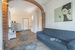 Standaard appartement, meerdere slaapkamers (Blue Mermaid of Stresa Pet Friendly) | Woonruimte | Flatscreentelevisie