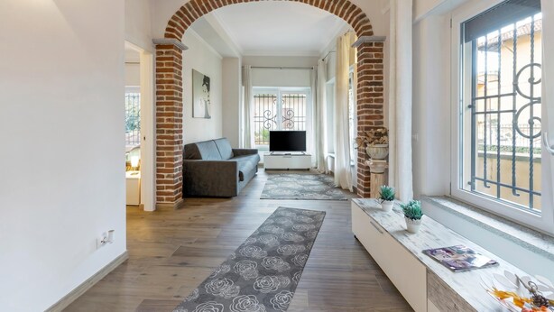 Un salon avec un canapé, une télévision et des objets de décoration.