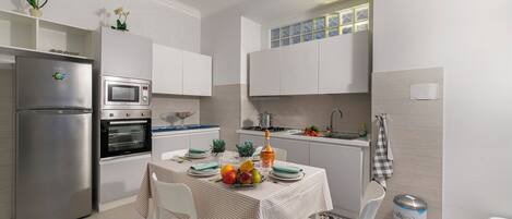 Kühlschrank, Mikrowelle, Ofen, Herdplatte