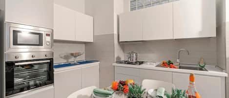 Standard Apartment, Multiple Bedrooms, Mountainside (Blue Mermaid of Stresa Pet Friendly) | Private kitchen | Fridge, microwave, oven, stovetop