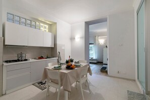 Standaard appartement, meerdere slaapkamers (Blue Mermaid of Stresa Pet Friendly) | Privékeuken | Een koelkast, een microgolfoven, een oven, een kookplaat