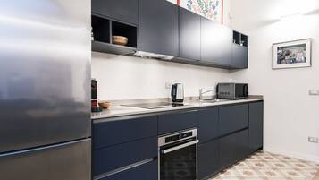 Frigorifero, microonde, forno, piano cottura