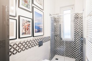Dusche, Haartrockner, Bidet, Handtücher