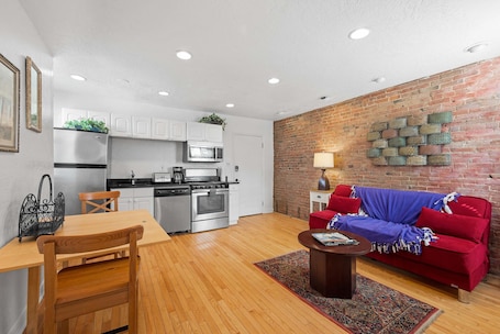 Interior. Charming Apt-Grandview Ave-Pittsburgh Iconic Views