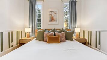 6 Schlafzimmer, Schreibtisch, Bügeleisen/Bügelbrett, Reisekinderbett