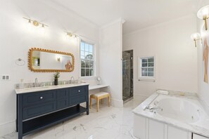 Douche, sèche-cheveux, serviettes fournies, shampoing