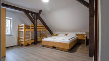 Comfort vierpersoonskamer | 1 slaapkamer, een bureau, een laptopwerkplek, gratis wifi