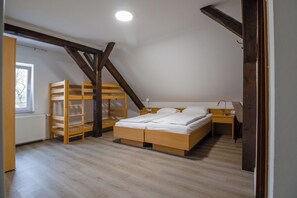 A bedroom with a bunk bed, a desk, and a chair. - Steinberger Hof Übernachtungen (Rinteln)