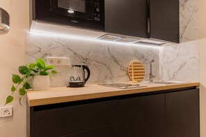 Réfrigérateur, micro-ondes, plaque de cuisson, lave-vaisselle