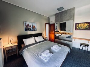 Apartamento Confort, 2 habitaciones | Escritorio y espacio para trabajar con un portátil