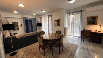 Comfort Apartment, 2 Bedrooms, Executive Level | In-room dining
