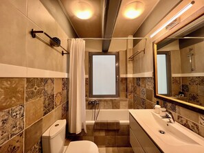 Apartamento de lujo, vistas a la ciudad | Baño | Artículos de higiene personal gratuitos, secador de pelo y toallas