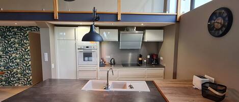 Fridge, dishwasher