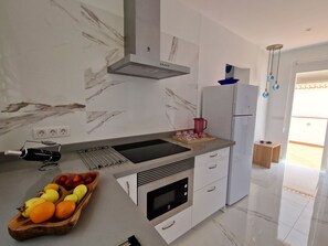 Kühlschrank, Mikrowelle, Ofen, Wasserkocher mit Kaffee-/Teezubehör