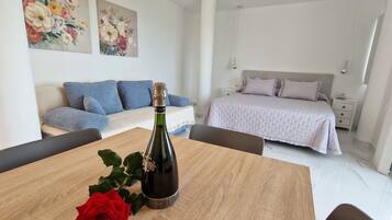 1 habitación, tabla de planchar con plancha, wifi gratis y ropa de cama