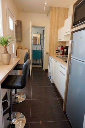Private kitchen - Nice furnished and equipped F1 with shared courtyard in the city center (Montluçon)