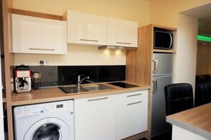 Private kitchen - Nice furnished and equipped F1 with shared courtyard in the city center (Montluçon)