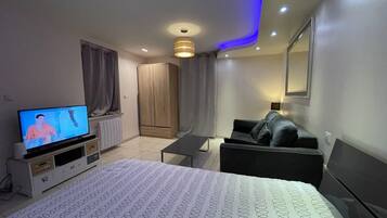 1 chambre, fer et planche Ă repasser, Wi-Fi, draps fournis