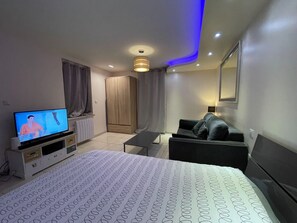 1 bedroom, iron/ironing board, WiFi, bed sheets - Nice furnished and equipped F1 with shared courtyard in the city center (Montluçon)